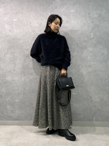 小花柄なので甘くなりすぎず着て頂けます。ウエスト部分もゴムなのでストレスフリーです。
