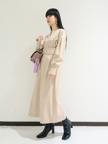 程よくゆとりがあり、足首が見える丈感なのでバランスがとりやすいワンピースです!厚みのある素材なので、一枚で着ても安心です♪