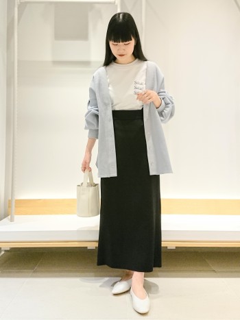 161cmでくるぶしが見える丈感です!
ぴたっとしすぎていないので体のラインを拾わずスッキリと着られます◎