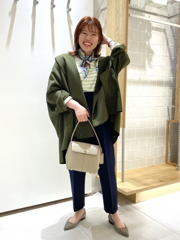 ダボっとシルエットが可愛いですが、中に着るトップスの種類を問わないのでオススメです!オーバーニットにもドルマンスリーブにも何でも羽織れます!ボタンやファスナーなど無いので気軽に羽織れますよ。
