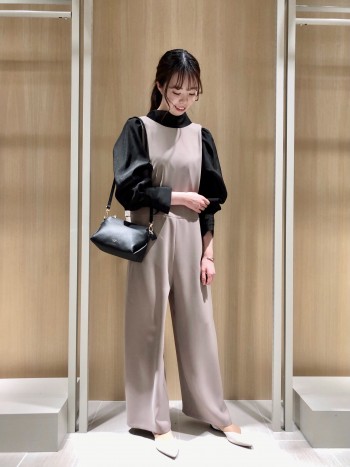 全体的にシアーな透け感が上品で高級感があります。
ネックラインは後ろのリボンで調整が効きます!