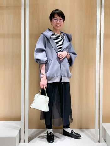 定番のAnniversaryはなんといっても見た目以上の履き心地がおすすめポイント。ストレッチが効いていて馴染みやすいので、スッキリ履きたい方はやや小さ目でも良いかと思います。