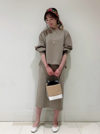 161㎝、36サイズ着用です。
総ゴムで楽ちんですが、セットで着用すると綺麗見えし
通勤やフォーマルシーンでもお使いいただけます。