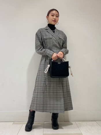 サイドのリボンを後ろに回して結びました。ウエストがキュッとなるのでメリハリのある着方になります。しっかりとした生地感なので今時期大活躍しそうです。ひざ下まである後ろのスリットのおかげで足さばきもしやすいです。