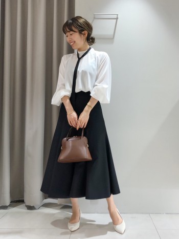 取り外し可能なボウタイブラウス。全体的にゆるっとしたサイズ感で、質感が滑らかでとても着心地の良い素材です。