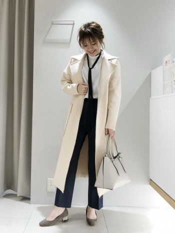 中に黒のキャミソールを着ても思ったより透けませんでした。程よい透け感なので女らしさを出しつつきちんと感も出ます◎