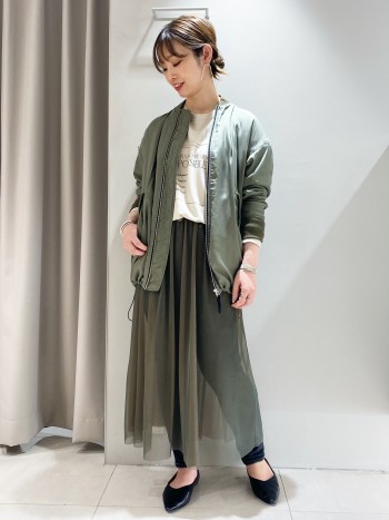 生地は厚みがないので、スッキリした印象のブルゾン。裾は絞りでシルエットを変えることが出来るので、その日のスタイリングに合わせやすいアイテムです。