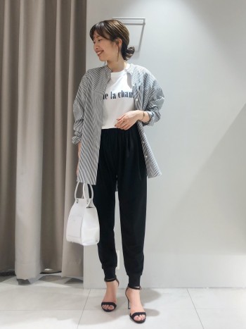 ヒップがすっぽりと隠れる長めの丈感。だぼっとしすぎず、縦ラインが強調される綺麗めなシルエットです。