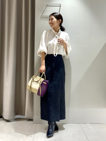ふくれジャガード素材が珍しく、シンプルなスタイリングでポイントにしやすいスカートです！
